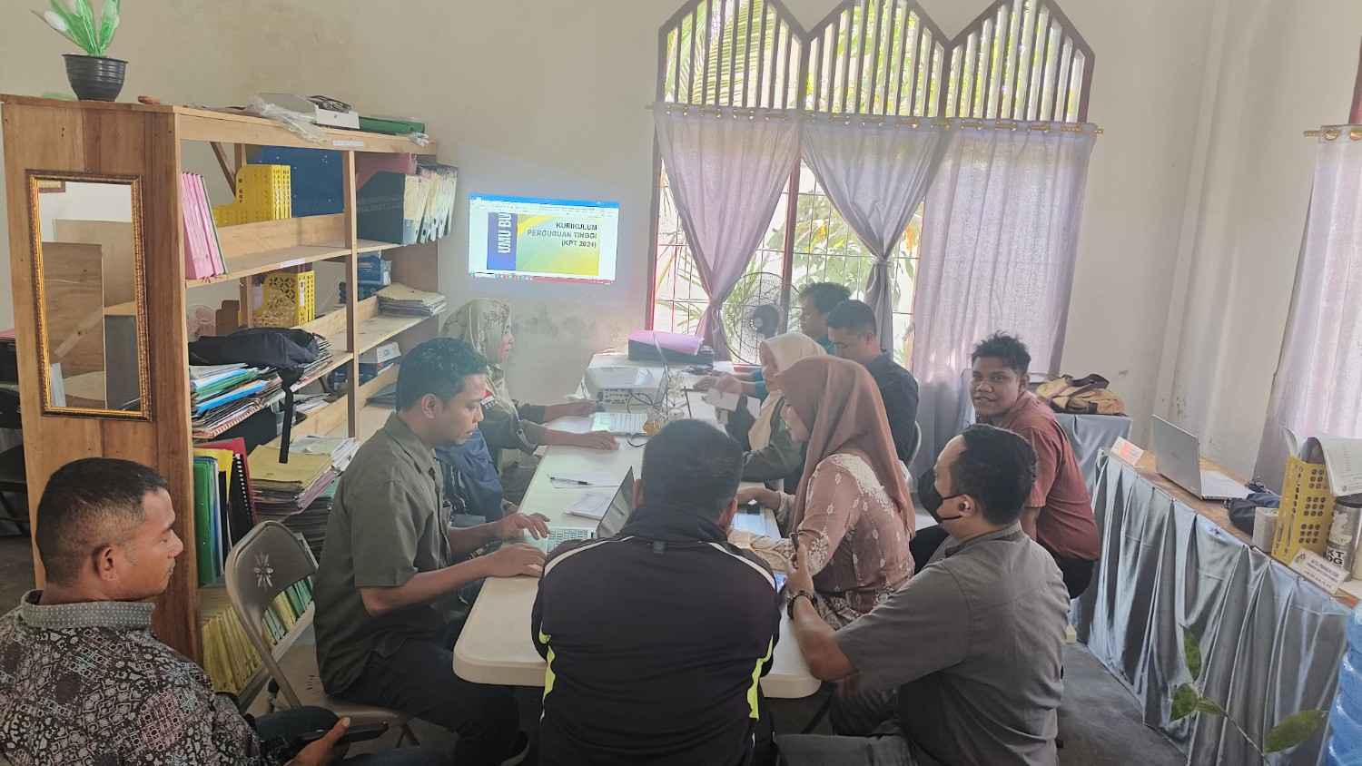 Baubau, Senin, 3 Agustus 2026 – Tempat : Fakultas Keguruan dan Ilmu Pendidikan (FKIP) Universitas Muslim Buton. Telah Melaksanakan Rapat Koordinasi Penyusunan Rencana Pembelajaran Semester (RPS) Berbasis Outcome-Based Education (OBE) dan Mekanisme Konversi Mata Kuliah Merdeka Belajar Kampus Merdeka (MBKM). Kegiatan ini berlangsung di Ruang FKIP Universitas Muslim Buton dan dihadiri oleh Ketua Program Studi PGSD bersama seluruh dosen PGSD.